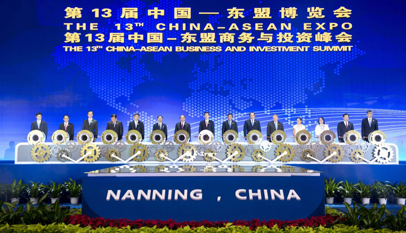 9月11日,第十三届中国—东盟博览会和中国—东盟商务与投资峰会在广西南宁开幕。中共中央政治局常委、国务院副总理张高丽出席开幕式并发表主旨演讲。这是张高丽与出席开幕式的中外嘉宾为博览会揭幕。 9月11日,第十三届中国—东盟博览会和中国—东盟商务与投资峰会在广西南宁开幕。中共中央政治局常委、国务院副总理张高丽出席开幕式并发表主旨演讲。这是张高丽与出席开幕式的中外嘉宾为博览会揭幕。